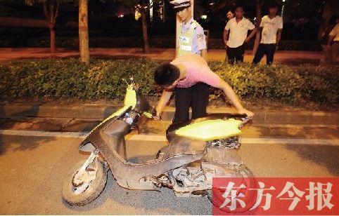 俩15岁少年骑摩托车郑州炸街被交巡警逮个正