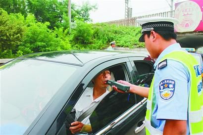 女司机喝了酒还载孩子上路