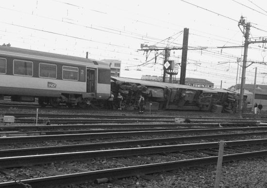 法国火车脱轨事故造成6人丧生