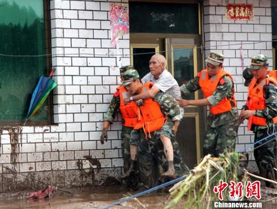 抚顺洪灾救援现场:辽宁武警官兵南口前抗洪救灾