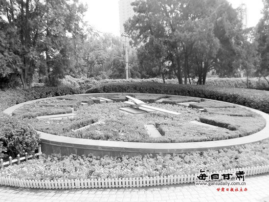 兰州市平凉路北端与读者大道交汇处花坛大钟