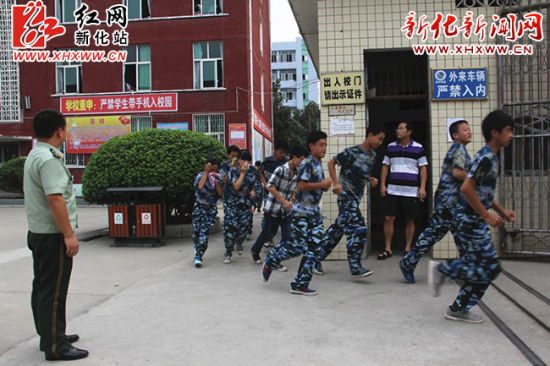 消防大队与新化三中师生联合开展“消防安全第一课”_新浪新闻