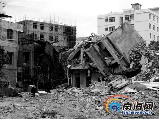 海口:拆迁公司拆旧楼砸坏民房 未造成人员伤亡