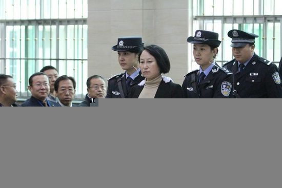 房姐龚爱爱庭审坚称无罪 北京户口买房送得