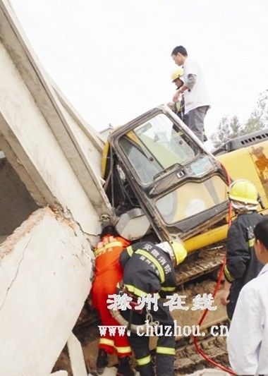 滁州天长:拆迁楼房突坍塌,挖掘机司机被埋