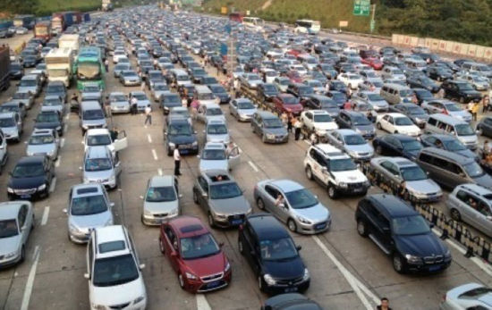 国庆各地多条高速流量激增 部分路段交通事故