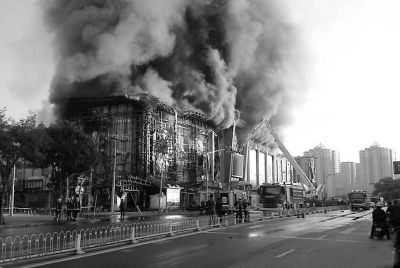 北京一商场大火两名消防员牺牲