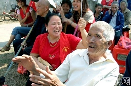 送演出陪聊天 重阳节龙凤敬老院里来了一群义