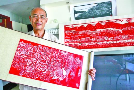> 正文   他的一幅城市记忆作品获得过在江苏扬州举办的中国剪纸艺术