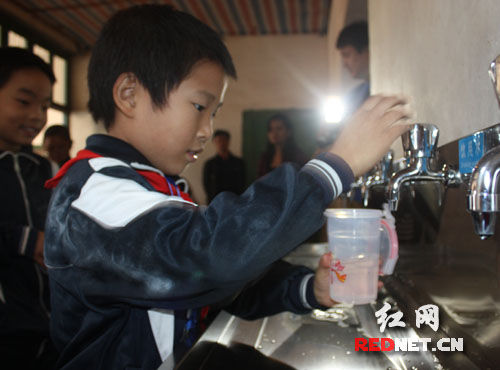 可口可乐为湖南农村学校安装安全饮水设备 三