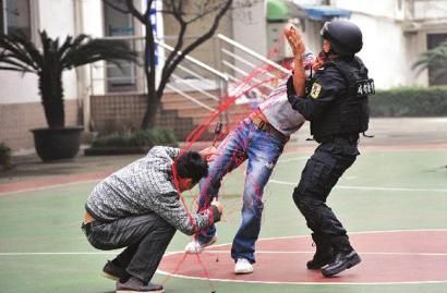 香港警察 EU 冲锋队帅不?成都也有啦!_新浪新闻