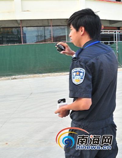 三亚:保安当街假扮警察 警服上印公安局长警号