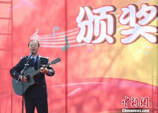 广西柳州民警用壮语唱流行歌曲受追捧