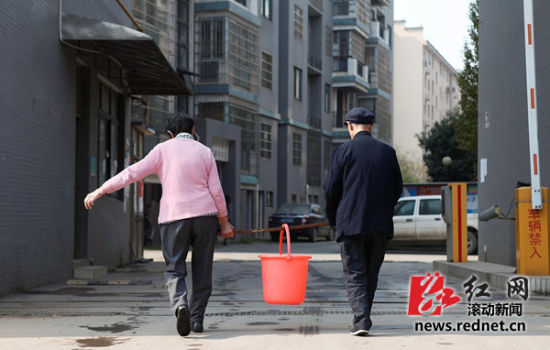 业主拖欠物业费物业停水 居民消防栓接水度日