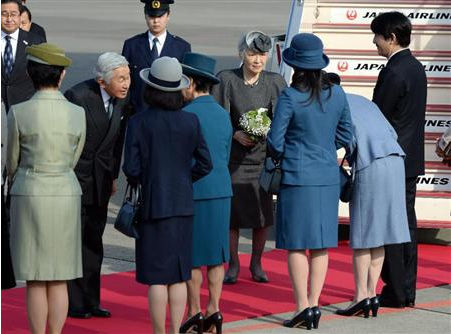 日本天皇夫妇结束对印度访问回国