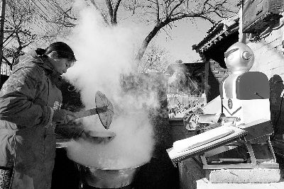 奥特曼不打小怪兽 改行削面 位于模式口大街 机