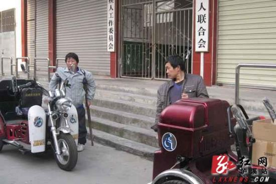 泸溪县残联免费为残疾人配送三轮摩托车