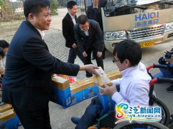 省残联领导看望海南残友全体成员 送来春节问