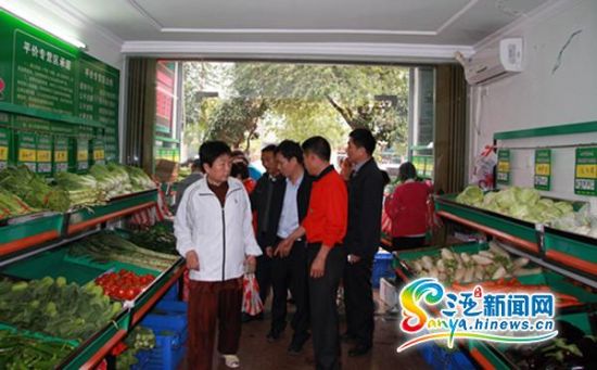 三亚规范春节旅游市场价格 水果摊位须明码标