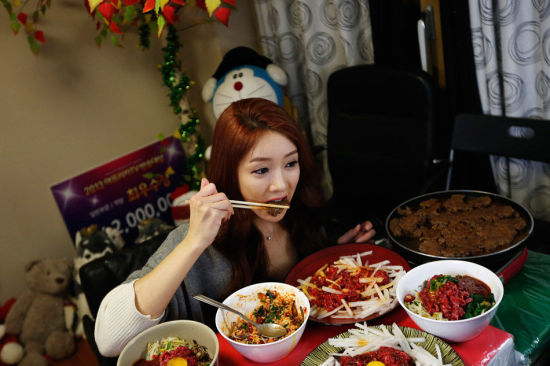 韩国流行"看别人吃饭" 美女食客月入近万美元