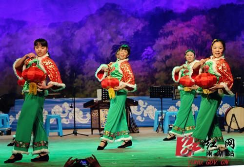 湘潭雨湖区春节文化惠民活动 民间剧团演出专
