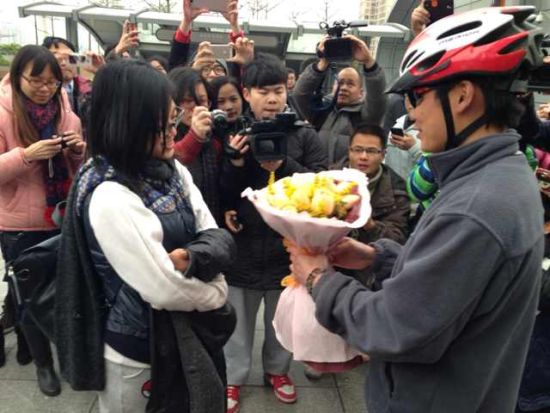 丽江阳光男骑行来广州为<em>挽回初恋女友</em>_新浪新