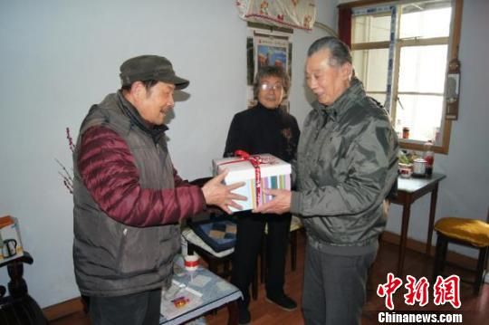 上海闵行华漕镇统战部门为高龄侨眷庆祝90大