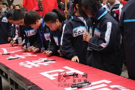 芷江一中200名学生义工清扫城市展示现代雷锋精神