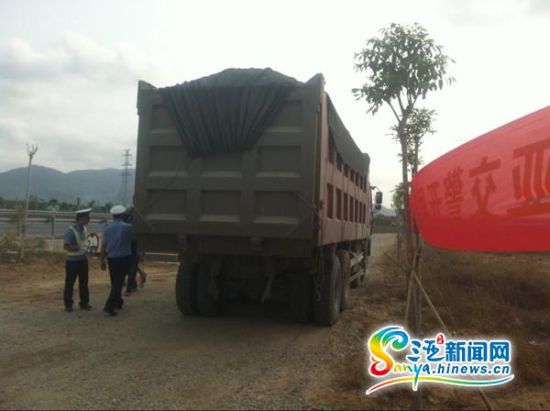 三亚整治高速行车秩序 货车司机遮挡车牌被扣