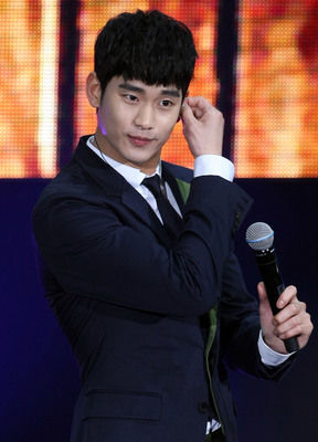 金秀贤与台湾粉丝亲密接触 道别时挥泪