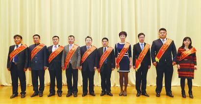 218年度经济人物_2010年重庆经济年度人物评选现场,评委们正进行激烈讨论.重庆晨报...