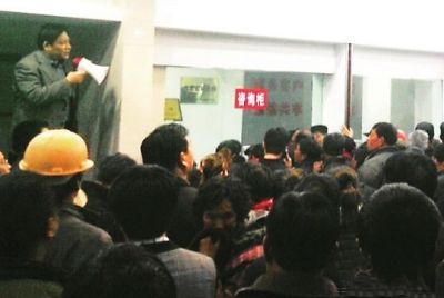 江苏一银行被传倒闭近千民众挤兑现金