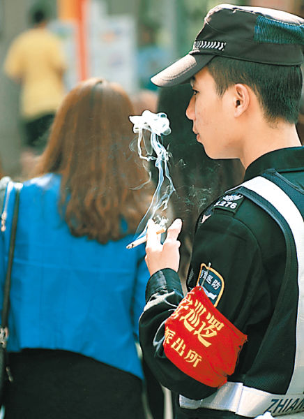 深圳控烟令下的烟民
