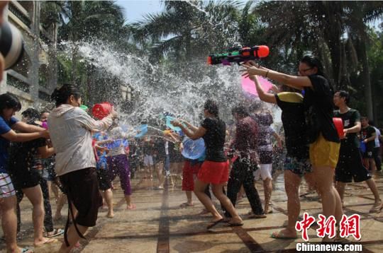 华侨大学东南亚学生泼水欢庆佛历新年