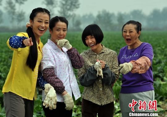 张畅 摄女主人公若兰(右一,庄庆宁饰)的丈夫欧阳春山(庞磊饰)与同乡