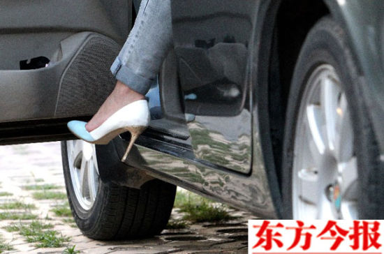 今年3月份,温州一女子避让对面来车,抬脚踩刹车时高跟鞋竟被卡住,车身