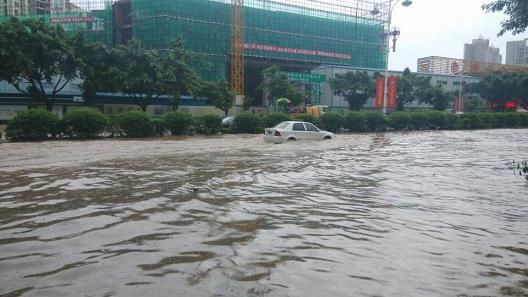 惠州5小时降雨量超200毫米 市区大面积水浸街_新浪新闻