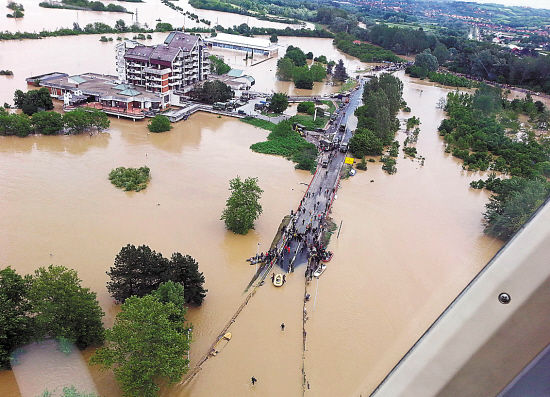 波 黑塞尔维亚发生百年来最严重洪灾