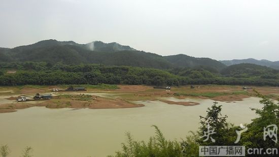 广西梧州公司承包采砂河道 向船主违规收管理