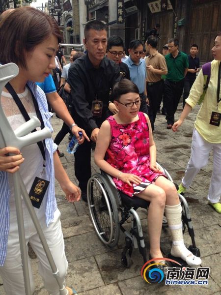 宋丹丹左脚受伤 坐着轮椅游览海口冯小刚电影公社_新浪新闻