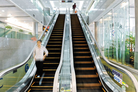 停开下行手扶电梯