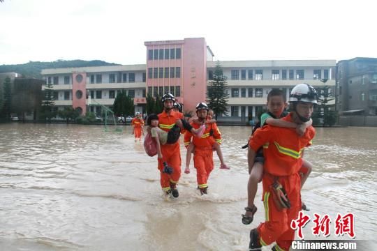 大雨致福州玉田镇700多人被洪水围困 警民联合