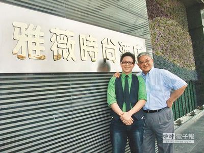 上海台商协会常务副会长胡兴中(右)的长子胡良俊,4年前从加拿大到上海