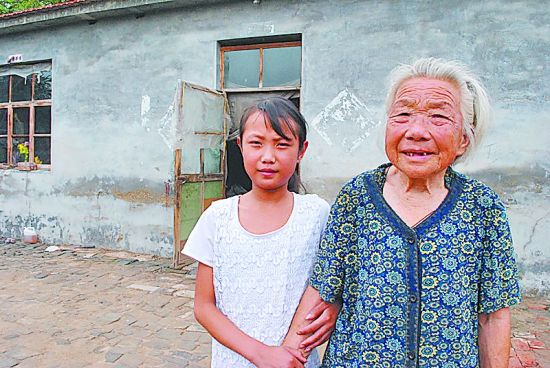 12岁女孩边读书边照顾智障妹妹_新浪新闻