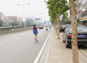 二环辅路机动车道怎么有那么多人骑车