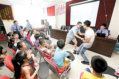 莎姐表演情景剧 教孩子们明辨善恶