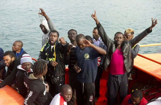 西班牙政府加大力度拦截赴欧非洲难民 两天阻