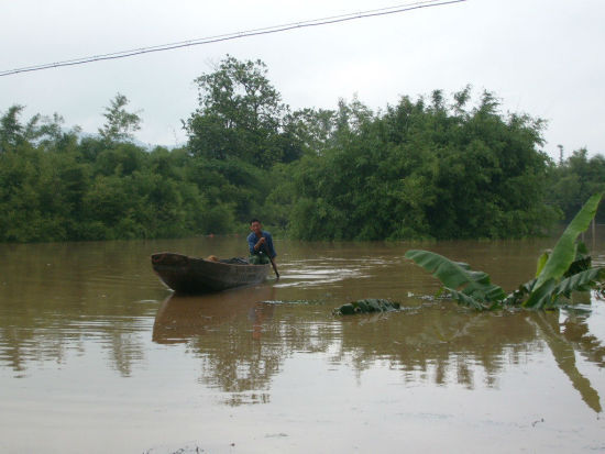 广东英德:村庄遭洪水淹20年 搬迁喊了15年仍在