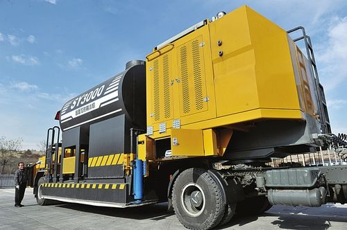 路面加热融冰车"上岗"太原环卫新添道路除冰利器