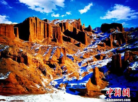 新疆温宿大峡谷雪后现丹霞地貌壮美景色